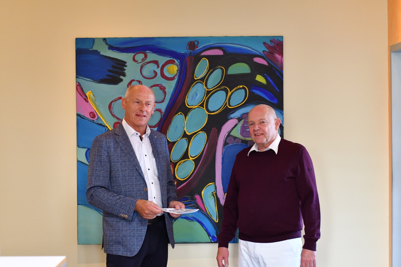 GRN-Geschäftsführer Rüdiger Burger (links) dankt Dr. Dr. Wolfgang Klein für sein über 27 Jahre währendes Engagement. Foto: GRN