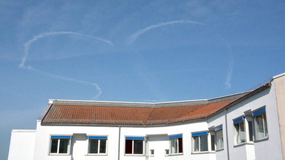 Foto von einem mit Kondensstreifen gemalten Herz am Himmel