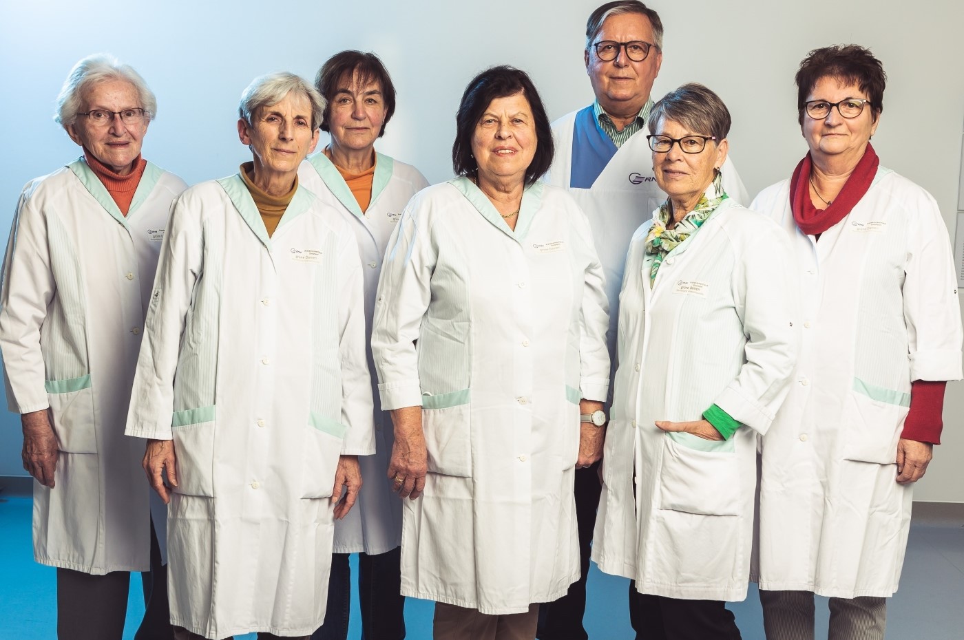 Die "Grünen Damen", bei denen aktuell auch zwei Herren tätig sind, engagieren sich seit Ende 2004 ehrenamtlich in der GRN-Klinik Sinsheim. Foto: GRN