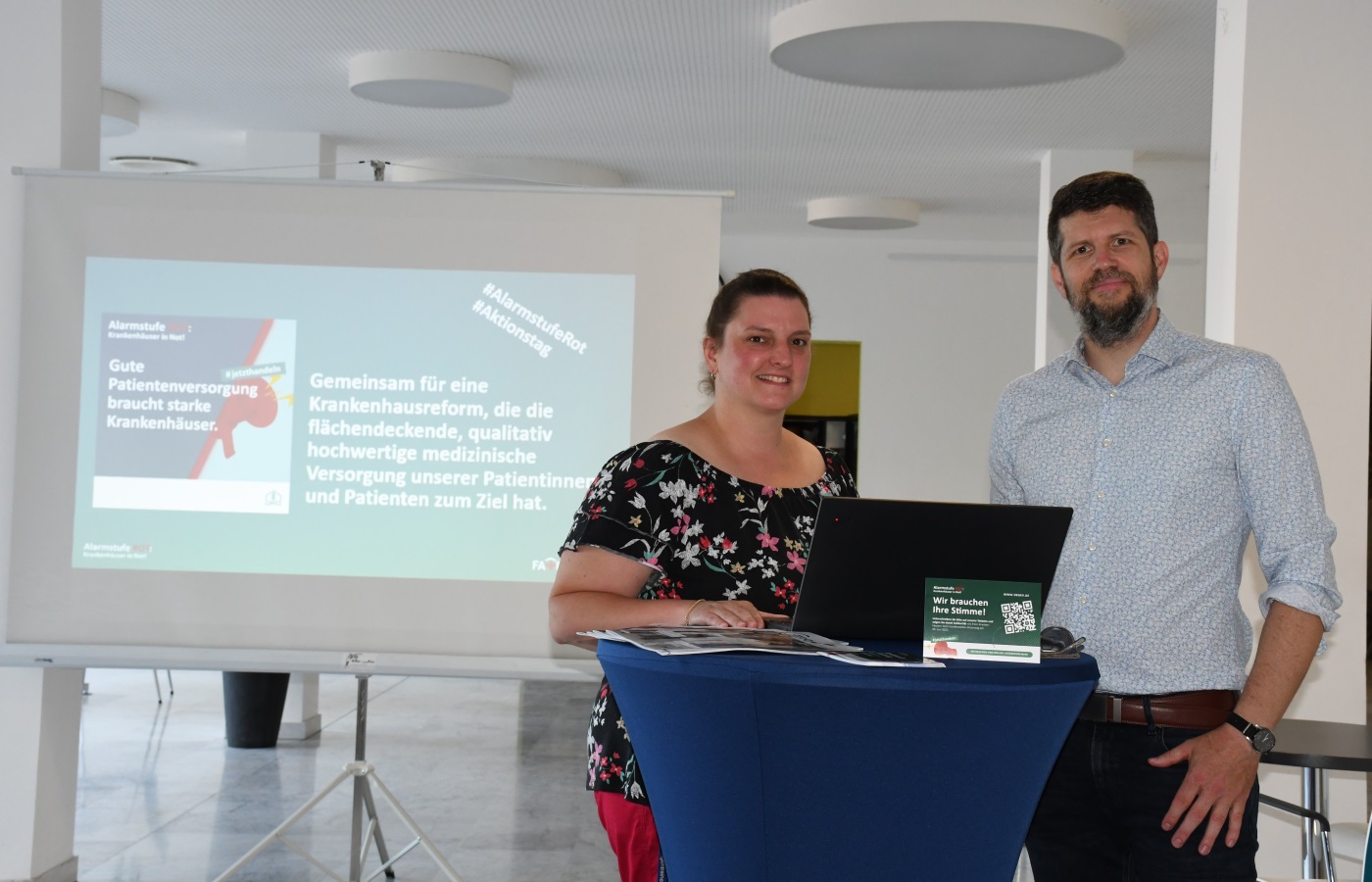 DKG-Aktion "Alarmstufe Rot - Krankenhäuser in Not" in den GRN-Kliniken, GRN-Klinik Schwetzingen, Christine Kühlewein, Tobias Schneider