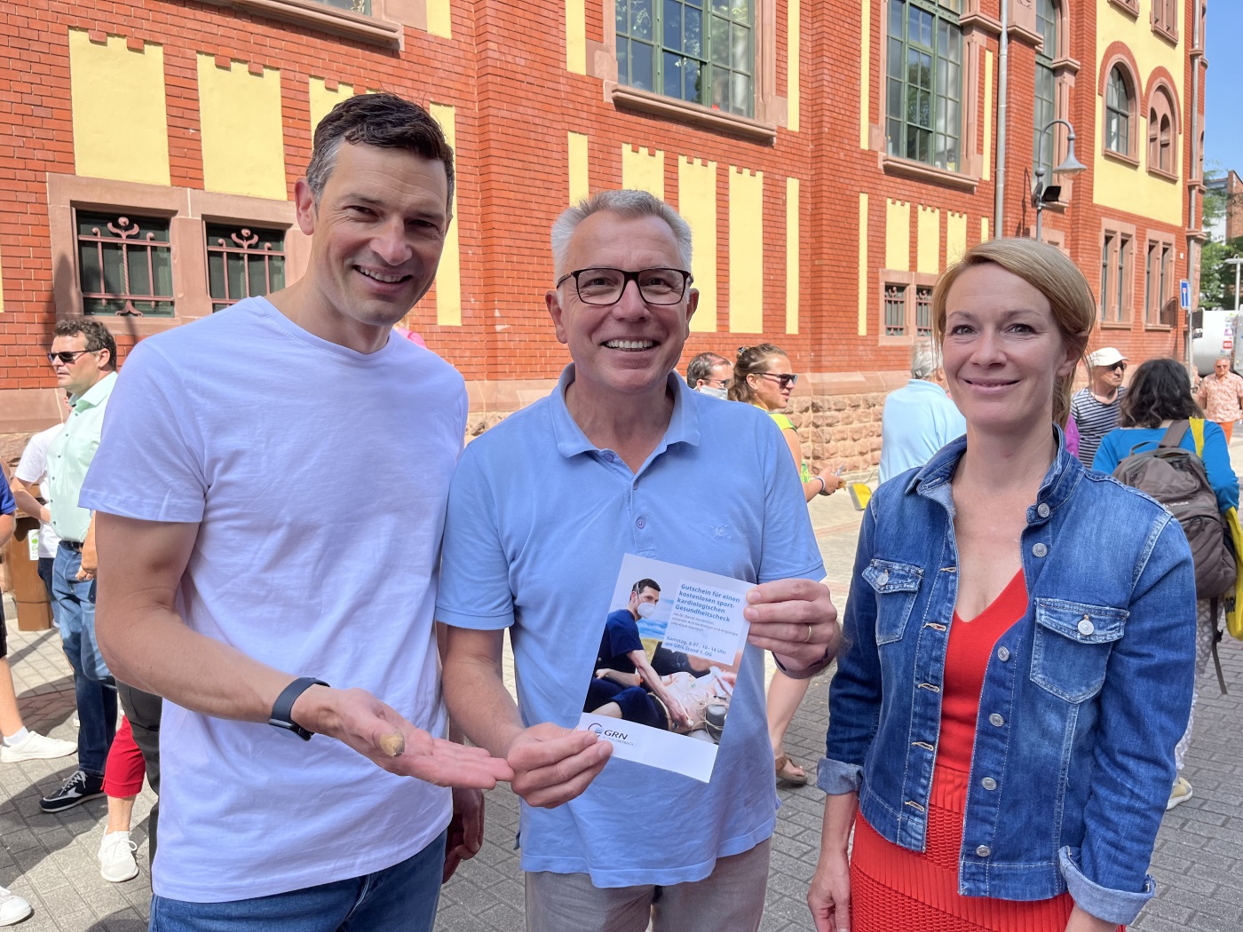 GRN-Stand beim Tag der offenen Tür Rhein-Neckar-Kreis im Landratsamt Heidelberg. Kardiologischer Gesundheitscheck mit Dr. Daniel Herzenstiel, unterstützt von Landrat Stefan Dallinger und GRN-Geschäftsführerin Katharina Elbs. Foto: GRN