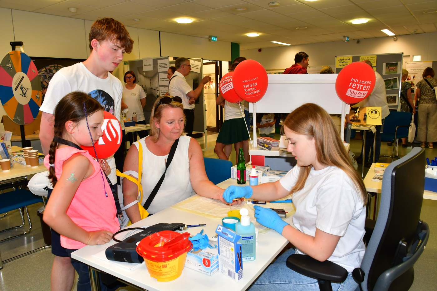 GRN-Stand beim Tag der offenen Tür Rhein-Neckar-Kreis im Landratsamt Heidelberg. Kardiologischer Gesundheitscheck. Foto: GRN