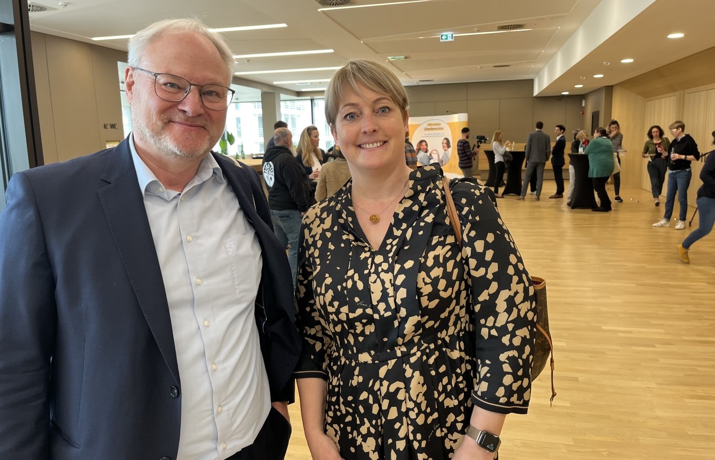 Dr. Tobias Schneider, Ministerialdirigent Soziales Baden-Württemberg, und Judith Masuch, Geschäftsführerin GRN Gesundheitszentren Rhein-Neckar bei der Auftaktveranstaltung der RNK-Aktion Soziale Berufe in der Dr.-Sieber-Halle Sinsheim