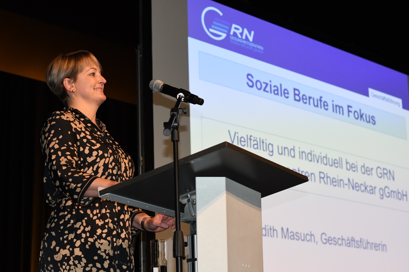 GRN-Geschäftsführerin Judith Masuch referiert bei der Auftaktveranstaltung der RNK-Aktion Soziale Berufe
