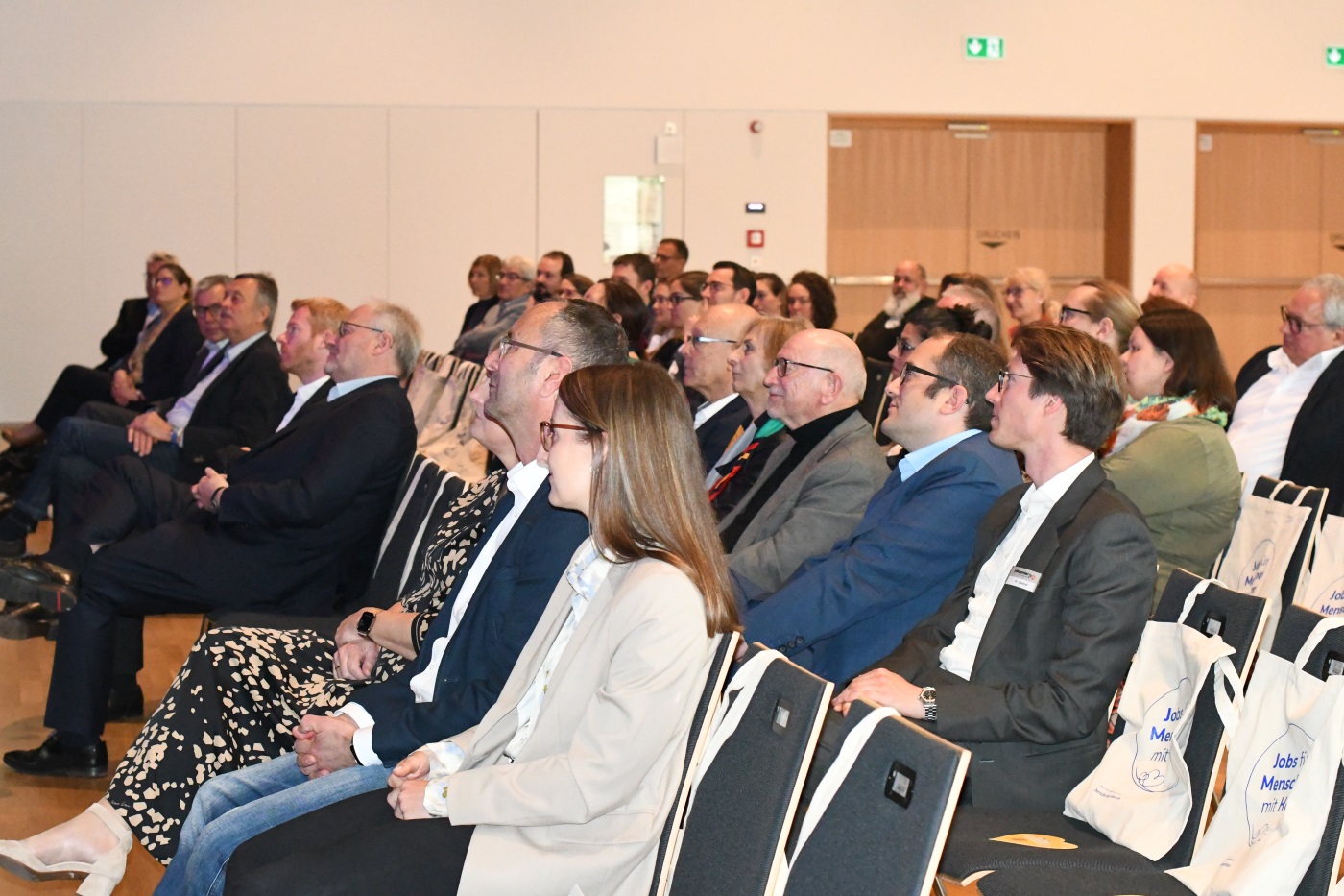 Interessiertes Publikum bei der Auftaktveranstaltung der Aktion des Rhein-Neckar-Kreis "Soziale Berufe" in der Dr.-Sieber-Halle Sinsheim. Quelle: GRN