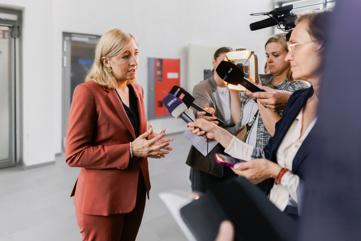 Gesundheitsministerin Nina Warken bei GRN. Ministerin Nina Warken im Interview mit Journalisten. Foto: BMG//Heinl