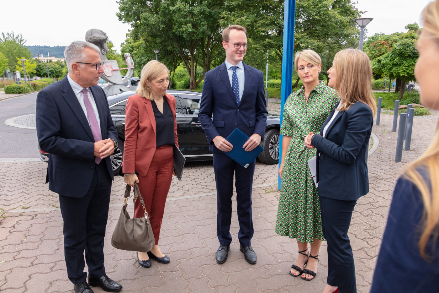 Gesundheitsministerin Nina Warken bei GRN. Empfang vor der GRN-Klinik Weinheim mit Landrat Stefan Dallinger, Landtags-Kandidat Dr. Bastian Schneider und den GRN-Geschäftsführerinnen Judith Masuch und Katharina Elbs. Foto: RNK/Purkart