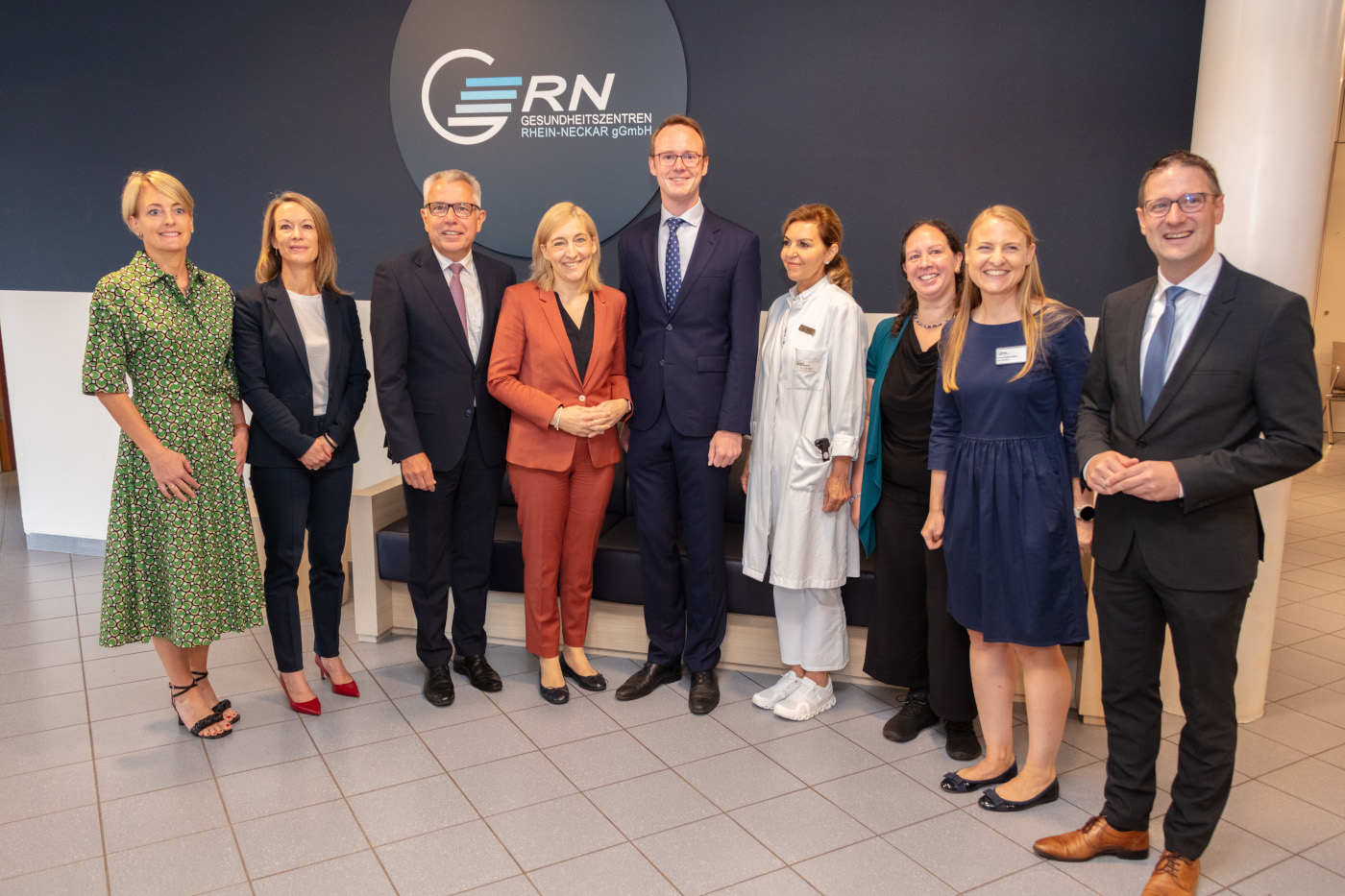 Gesundheitsministerin Nina Warken bei GRN. Gruppenfoto in der GRN-Klinik Weinheim mit Judith Masuch und Katharina Elbs (GRN-Geschäftsführerinnen), Landrat Stefan Dallinger (Rhein-Neckar-Kreis), Ministerin Nina Warken, Landtags-Kandidat Dr. Bastian Schneider, der Ärztlichen Direktorin der GRN-Klinik Weinheim Dr. Lelia Bauer, Pflegedienstleiterin Sandra Riechers, der Weinheimer Klinikleiterin Anne-Kathrin Dorn und Weinheims Oberbürgermeister Manuel Just. Foto: RNK/Purkart
