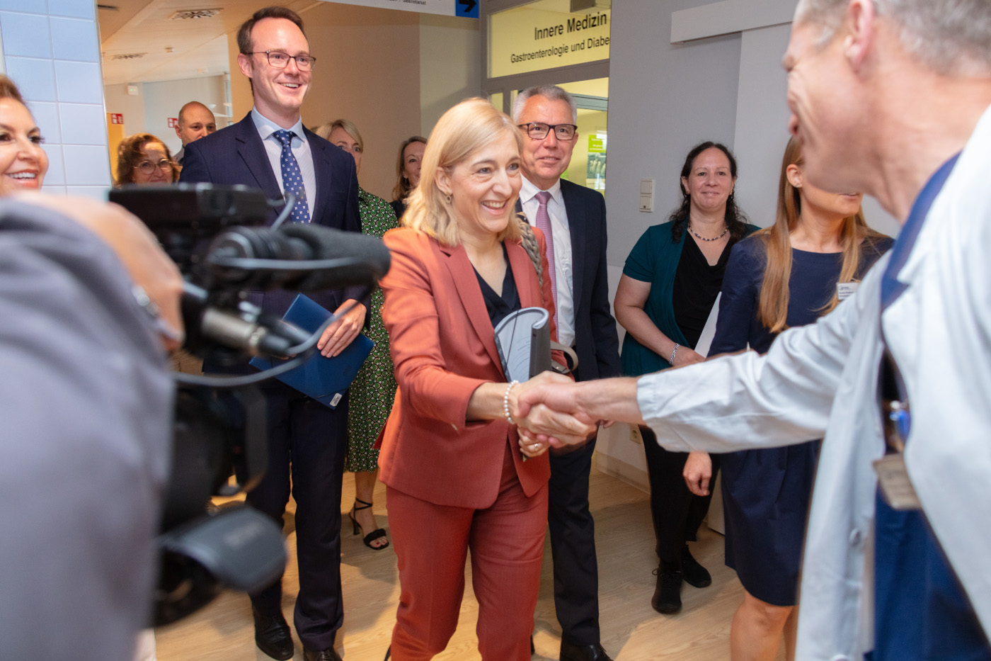 Gesundheitsministerin Nina Warken bei GRN. Begrüßung mit Prof. Dr. Christoph Eisenbach, Chefarzt der Abteilung für Gastroenterologie und Diabetologie in der GRN-Klinik Weinheim. Foto: RNK/Purkart