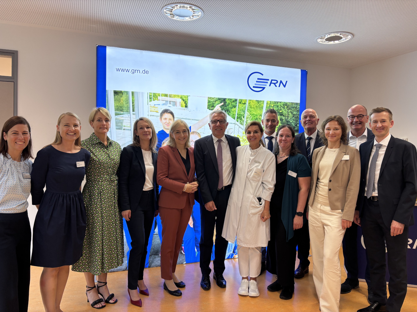 Gesundheitsministerin Nina Warken bei GRN. Gruppenfoto in der GRN-Klinik Weinheim mit Angie Hölder, Anne-Kathrin-Dorn, Judith Masuch, Katharina Elbs, Ministerin Nina Warken, Landrat Stefan Dallinger (Rhein-Neckar-Kreis), Dr. Lelia Bauer, Dr. Jan Voegele, Sandra Riechers, Dr. Johannes Berentelg, Frauke Sievers-Kretz, Dr. Johannes Weiß, Dr. Matthias Hassenpflug. Foto: GRN/Ertel