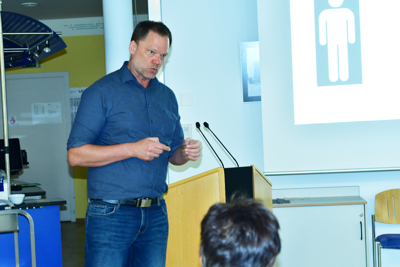 Vortrag zur Darmkrebsvorsorge in der GRN-Klinik Sinsheim; Referent Dr. Erik-Sebastian Fuchs. Foto: GRN